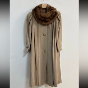 Elegant vintage Tan Coat mink Fur Collar